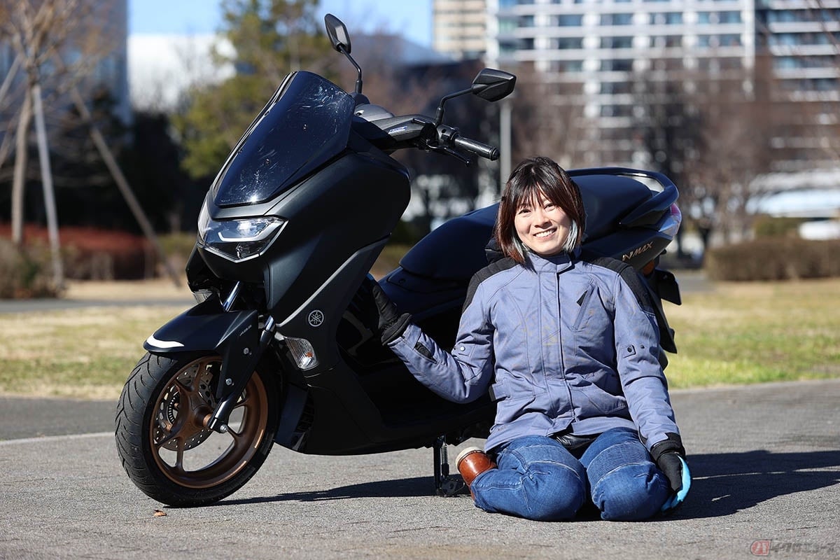 ヤマハ「NMAX」と筆者(先川知香)