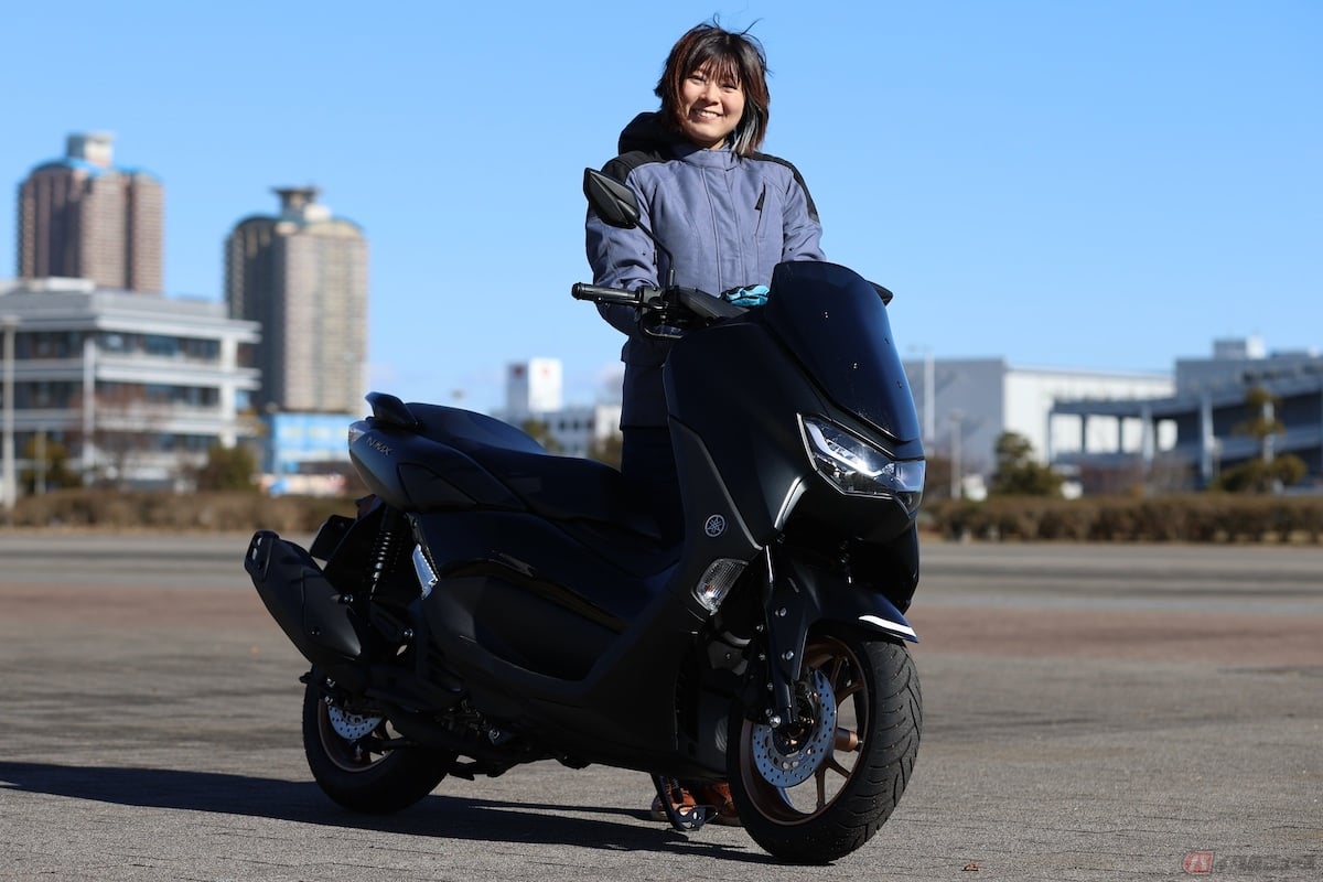 車体も軽いヤマハ「NMAX」と筆者(先川知香)