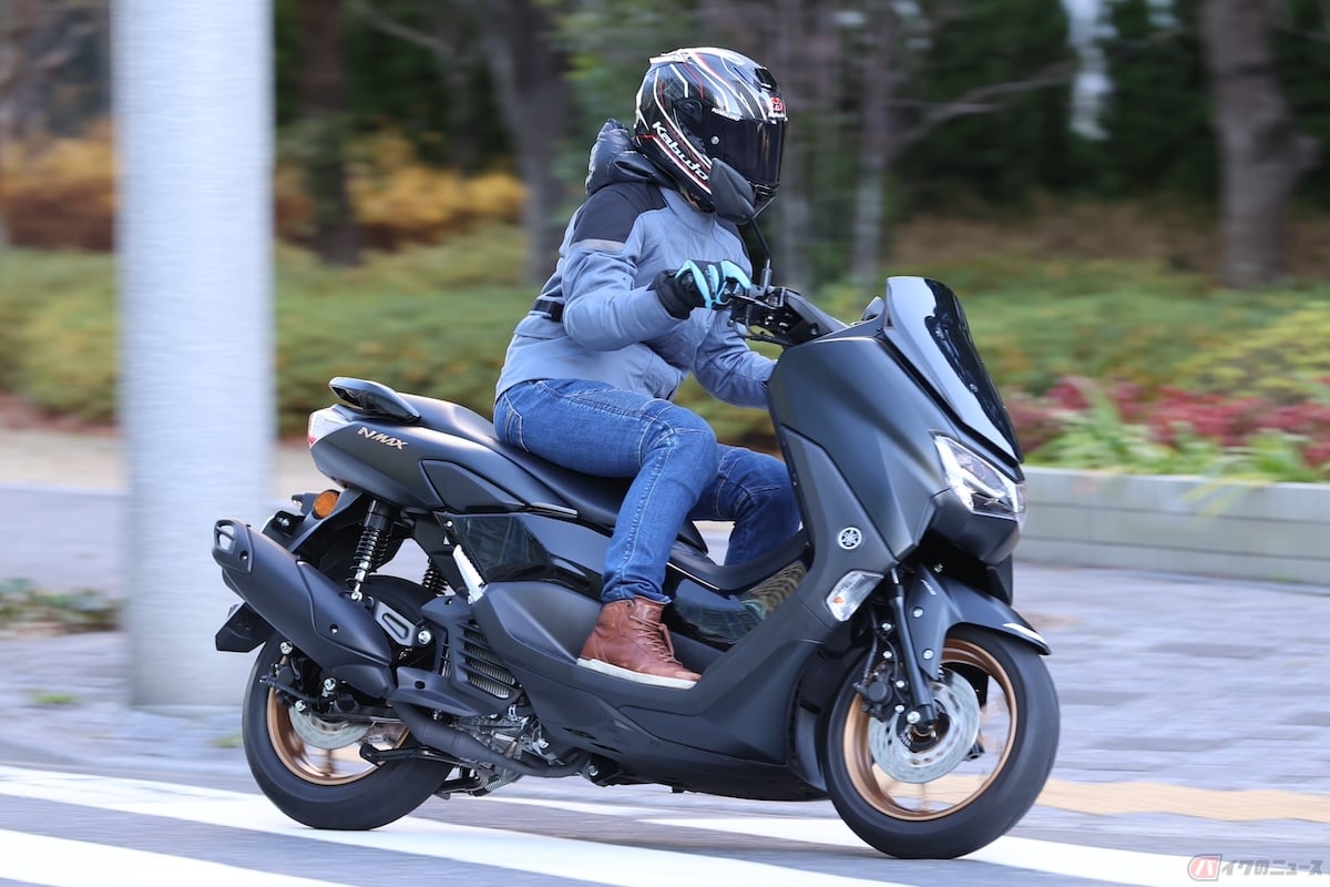フットスペースが盛り上がっているだけで右左折にかなりの安心感を感じる