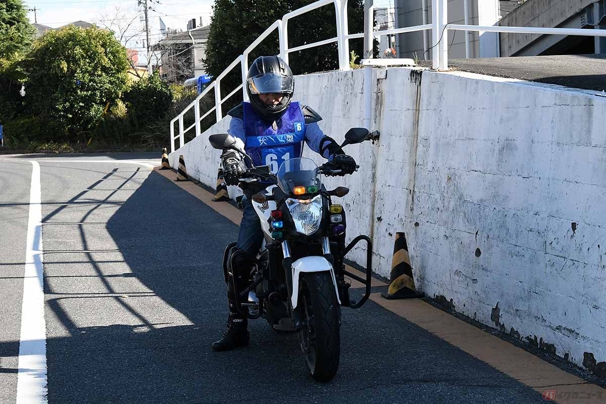 右手のフロントブレーキと右足のリアブレーキを離し、クラッチは切ったまま右手のスロットルグリップを握り、軽くアクセルを回して発進します