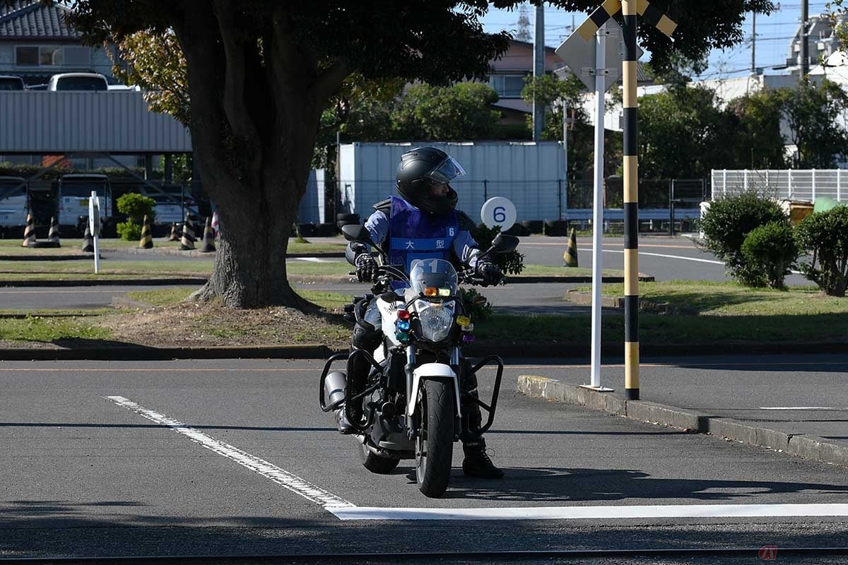落ち着いてバイクを発進させる