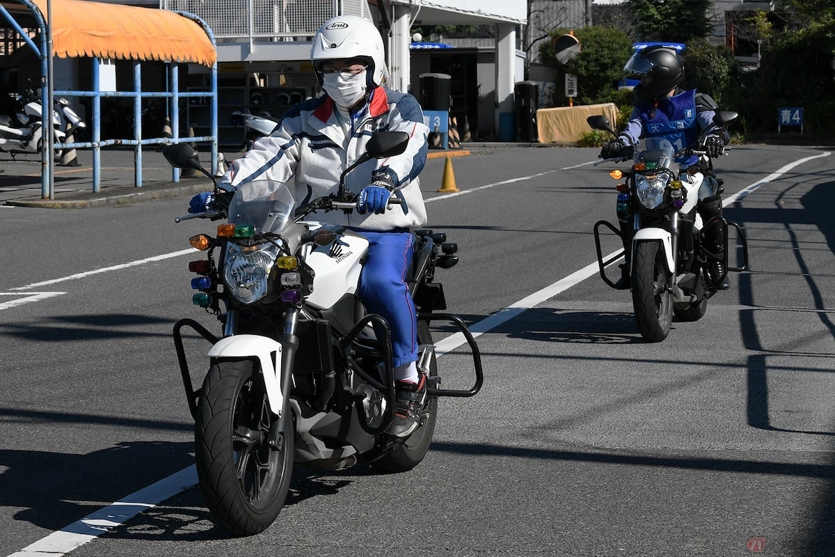 半クラッチの状態をキープすることで、ゆるやかにエンジンの動力がタイヤに伝わり、落ち着いて発進することが可能