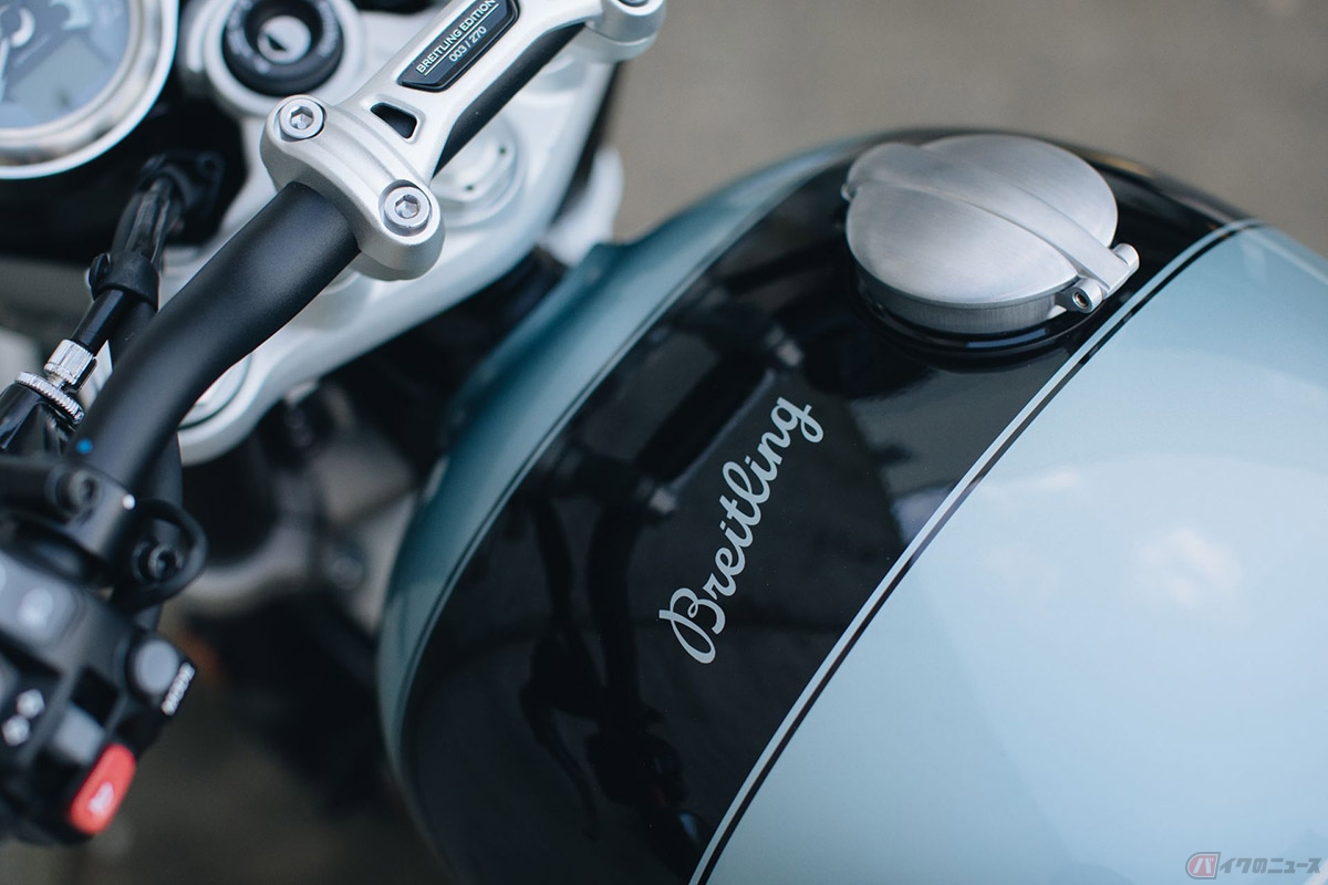 トライアンフ×ブライトリングの限定車「SPEED TWIN BREITLING」。ガソリンタンクにはBREITLINGロゴが備えられています