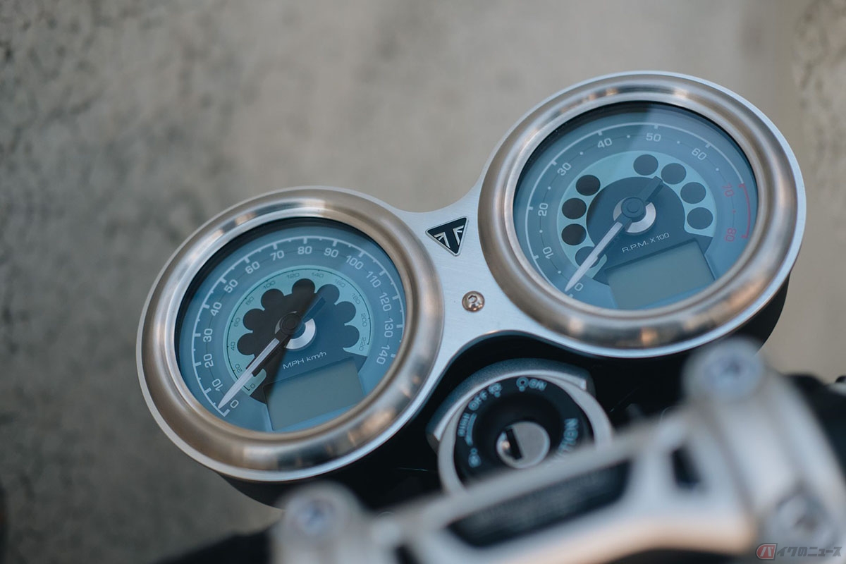 トライアンフ×ブライトリングの限定車「SPEED TWIN BREITLING」。ブライトリングの腕時計「トップ タイム」の文字盤が備えられています