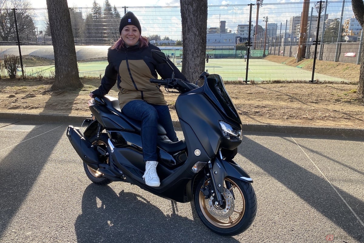 ヤマハの原付二種スクーター「NMAX 125」と筆者(クリステル・チアリ)