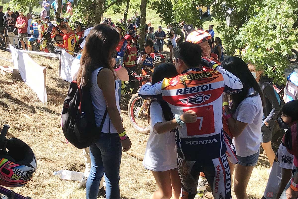 Repsol Honda Teamの藤波貴久選手。セクション終了時には家族やチームメイトと抱き合う姿も見られました