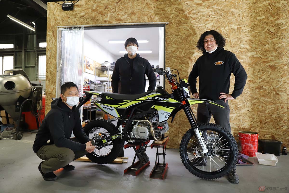 Nicot motorcycleの原付二種オフロードモデル「PT125」の初回点検を行った販売店「モーターガレージGOODS」のメカニックたち