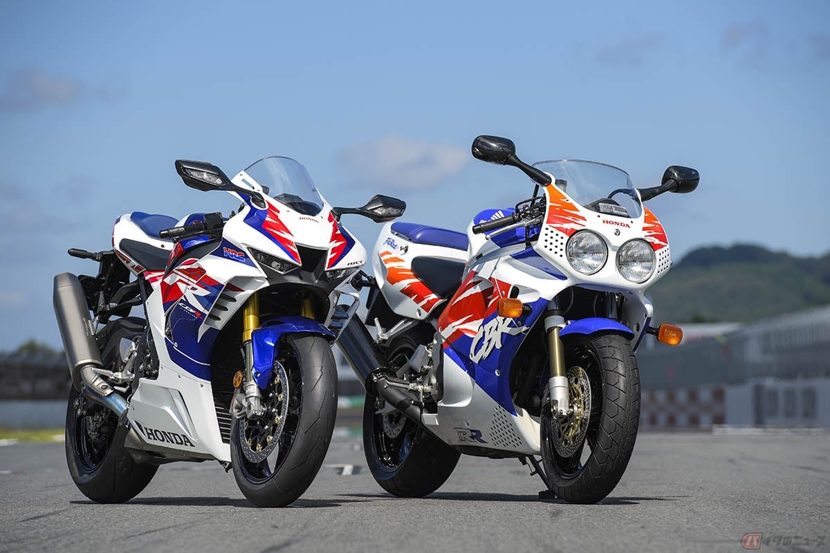 ホンダ「CBR1000RR-R FIREBLADE SP 30th Anniversary」(左)と1992年に発売された初代モデル「CBR900RR」(右)
