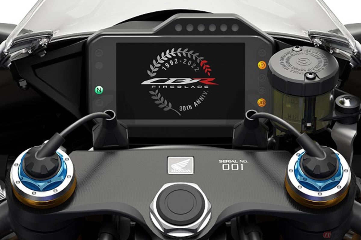 ホンダ「CBR1000RR-R FIREBLADE SP 30th Anniversary」。燃料タンク部の上面やメーター起動時の画面には30周年記念マークが採用されています