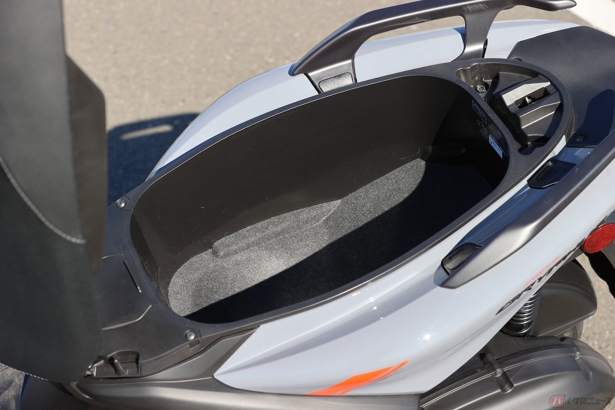 シート下トランクのトランクは28リットルあり、荷物が多い時でも安心の収納力です