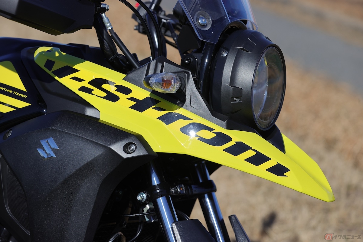 鳥のくちばしを連想させるフロントカウル