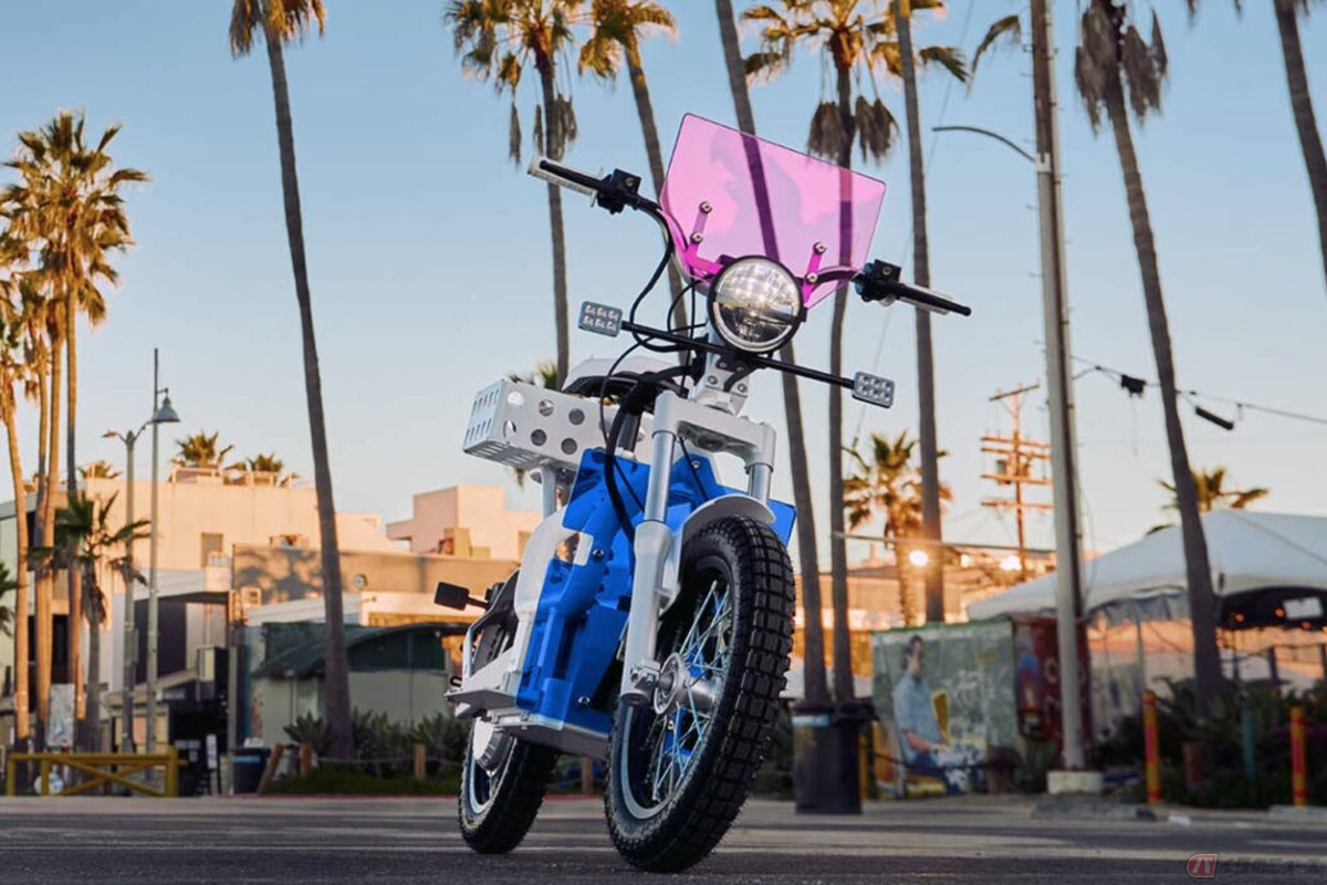 スウェーデンの電動バイクメーカー「CAKE」製の「Makka」。カラフルなシールドコレクションが装着可能です