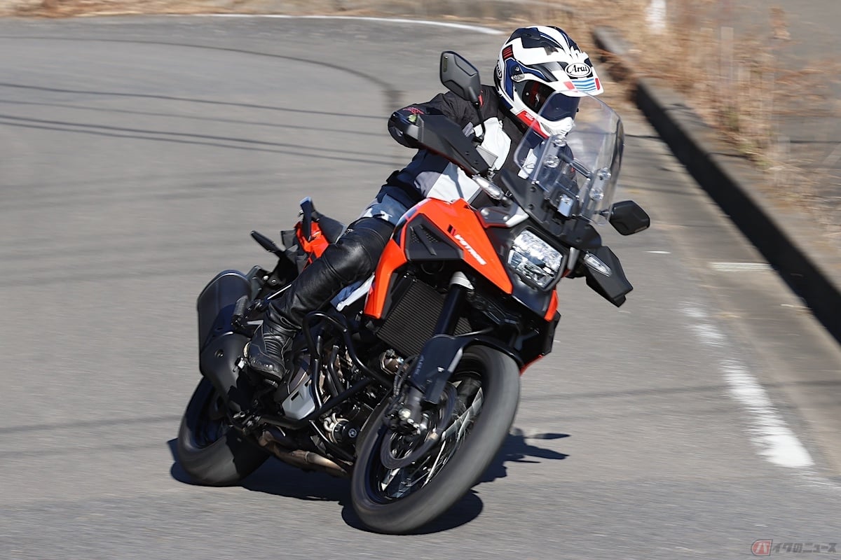 スズキ『Vストローム1050XT』と試乗を行う筆者(青木タカオ)