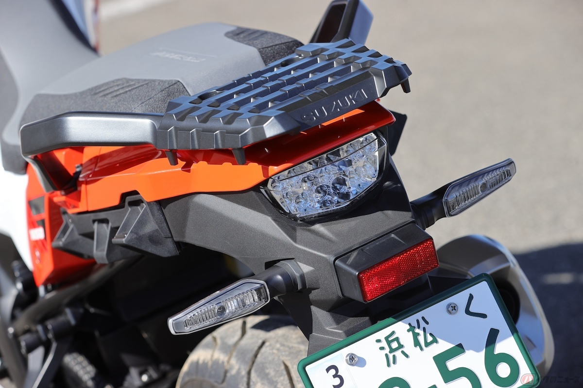 リヤのコンビネーションランプにクリアレンズを採用