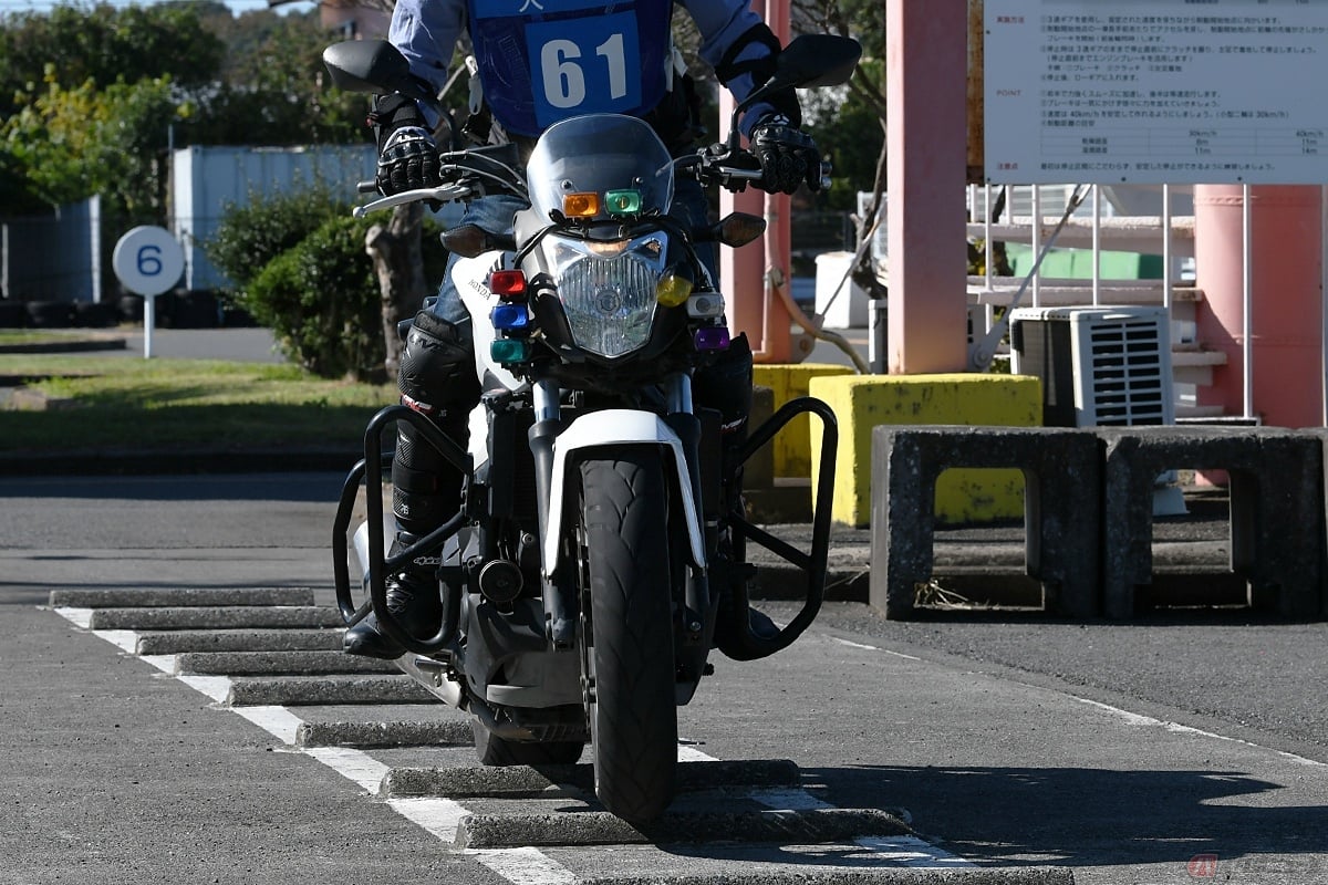 MT仕様のバイクで実技を受ける場合は、立ち上がった時に燃料タンクを両膝で軽く挟むこと