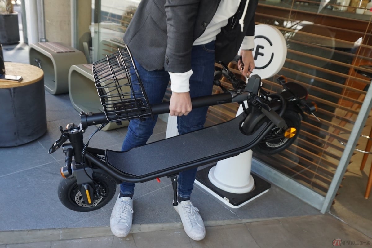 車体は、折り畳むことができ収納や持ち運びのためにコンパクトにすることができます