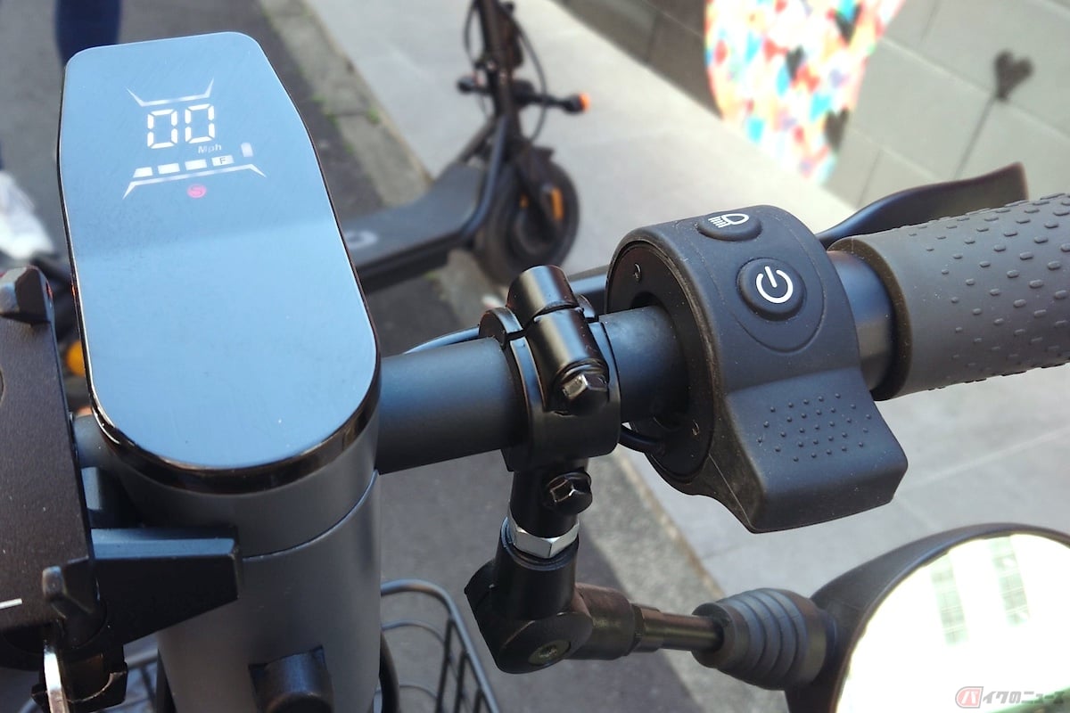 右手のハンドルに電源ボタンがあります