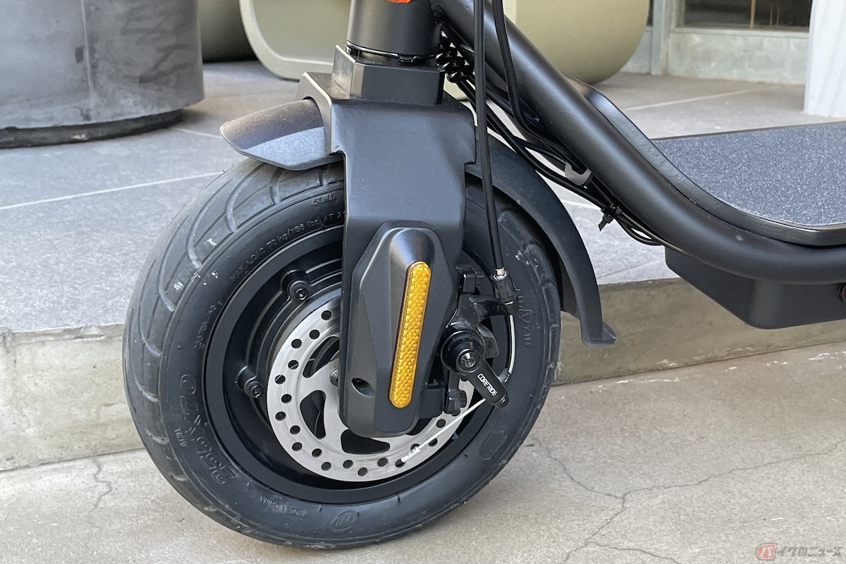 フロントとリアのどちらもディスクブレーキを採用しています