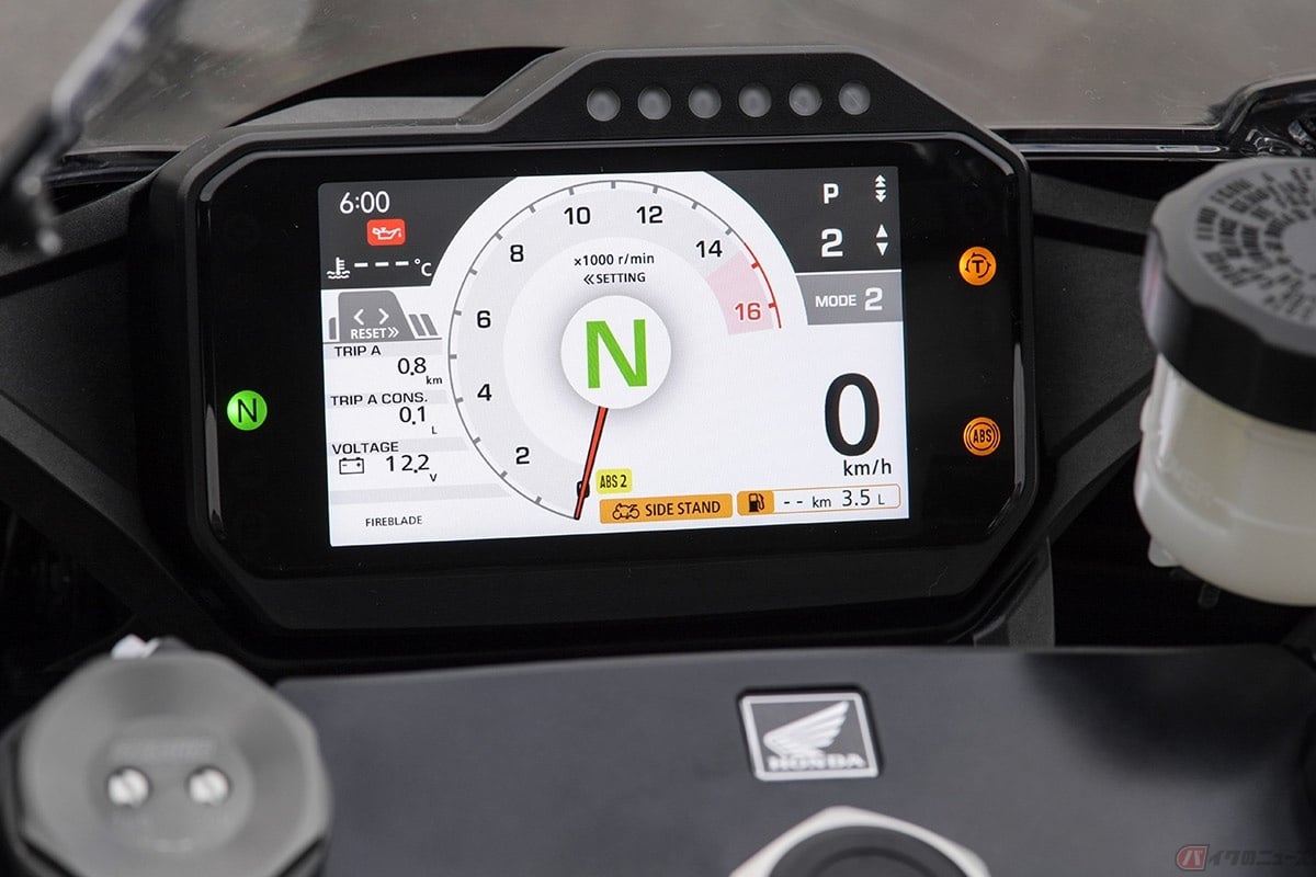 ホンダ「CBR1000RR-R」は、針式のタコメーターを表示する「アナログ」モードも選択可能