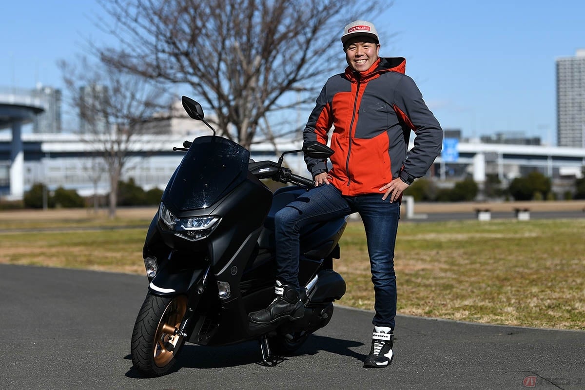 ヤマハの原付二種スクーター「NMAX」と筆者(大久保光)