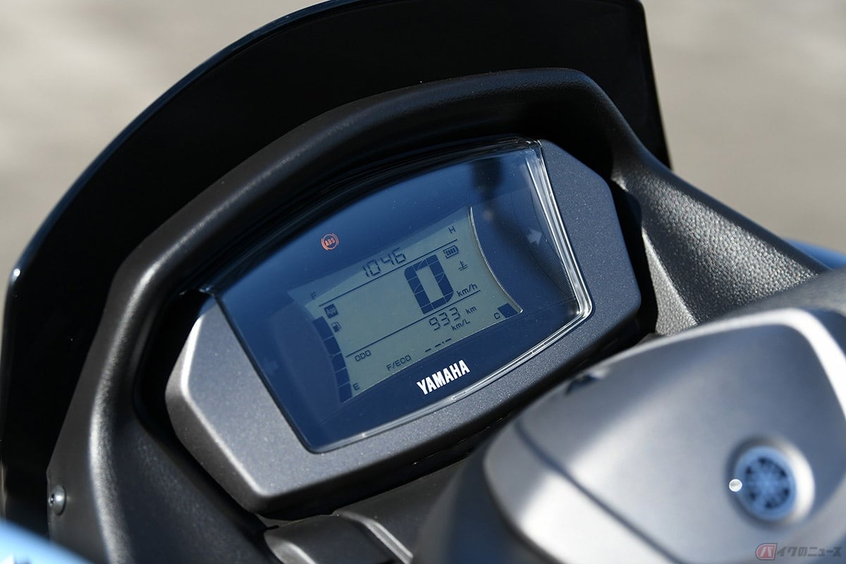 ヤマハ「NMAX」のメーターはオーソドックスで見やすい