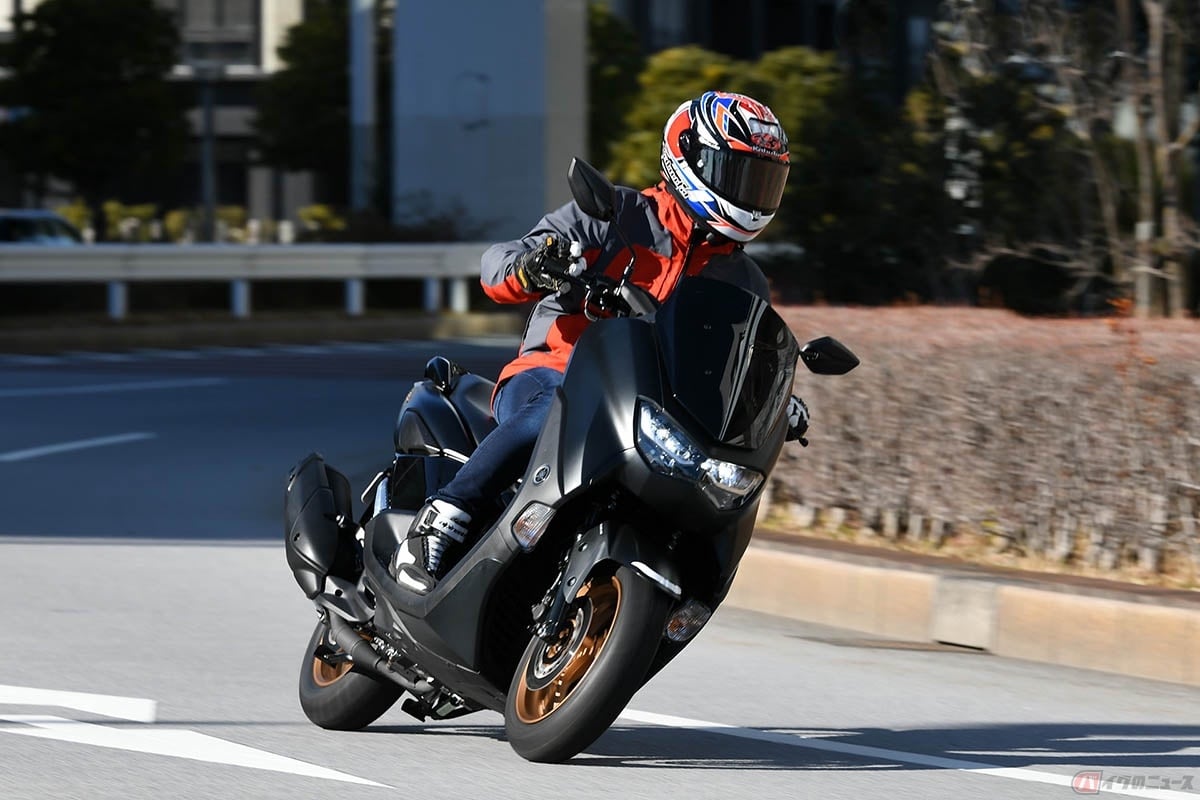 ヤマハ「NMAX」の走りを楽しむ筆者(大久保光)