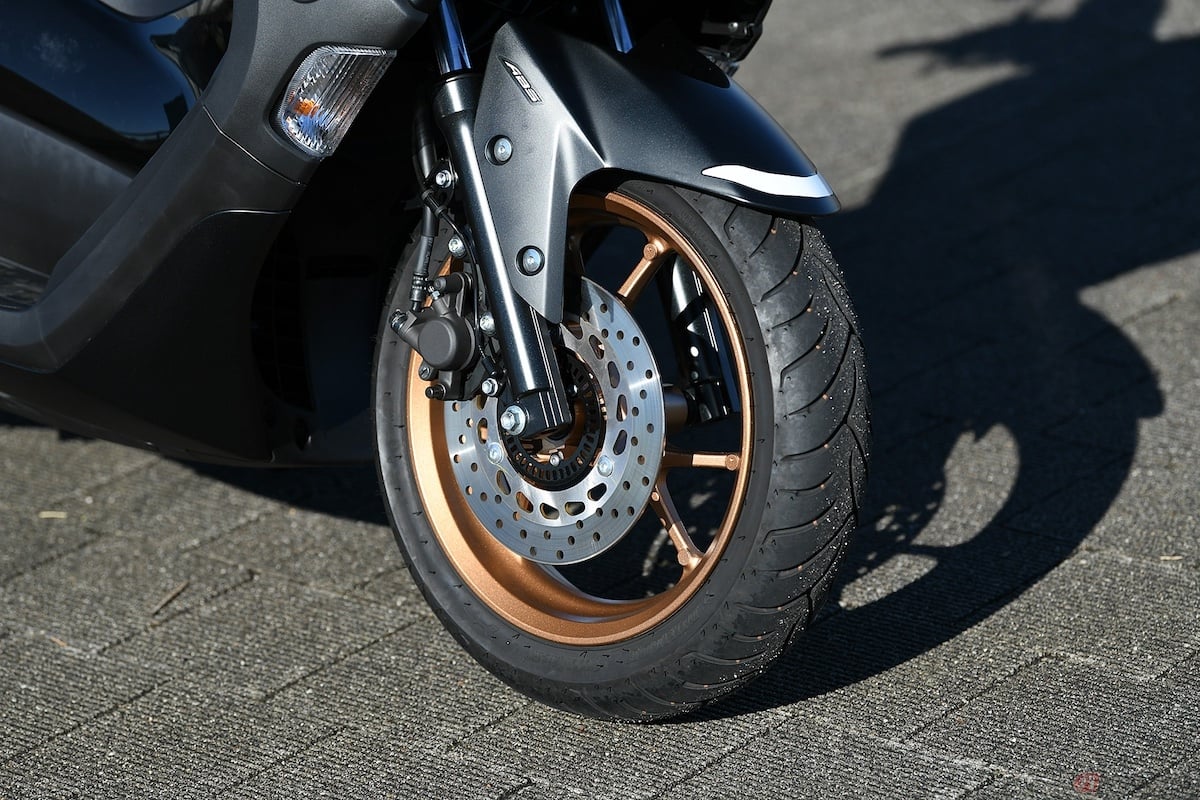 ABSを搭載するブレーキは、パニックブレーキでタイヤがロックされてしまうなどの危険性が一段と少ない