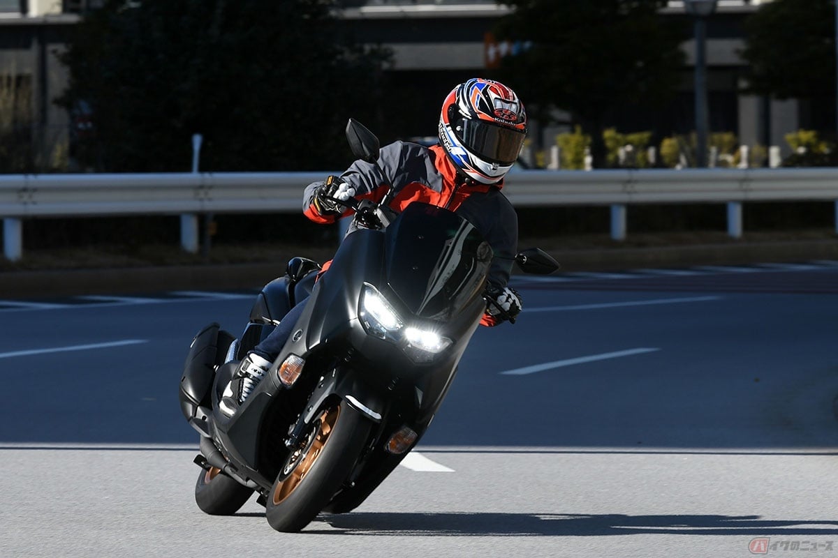 ヤマハ「NMAX」のハンドリングはとても軽快でスムーズにコーナーを曲がることができる