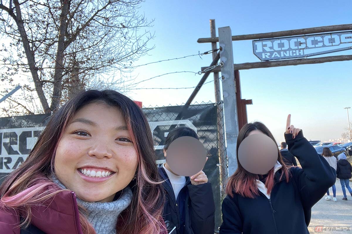 友人とともにスペインのオフロードコース「ROCCOS RANCH」で開催されたイベント「TT CHRISTMAS」に訪れた岸田彩美さん
