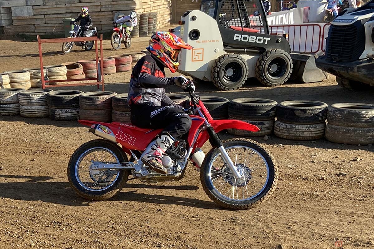スペインのオフロードコース「ROCCOS RANCH」で開催されたイベント「TT CHRISTMAS」。昨年限りでトライアル世界選手権引退を発表した藤波貴久選手(#171)も華麗な走りを見せてくれました