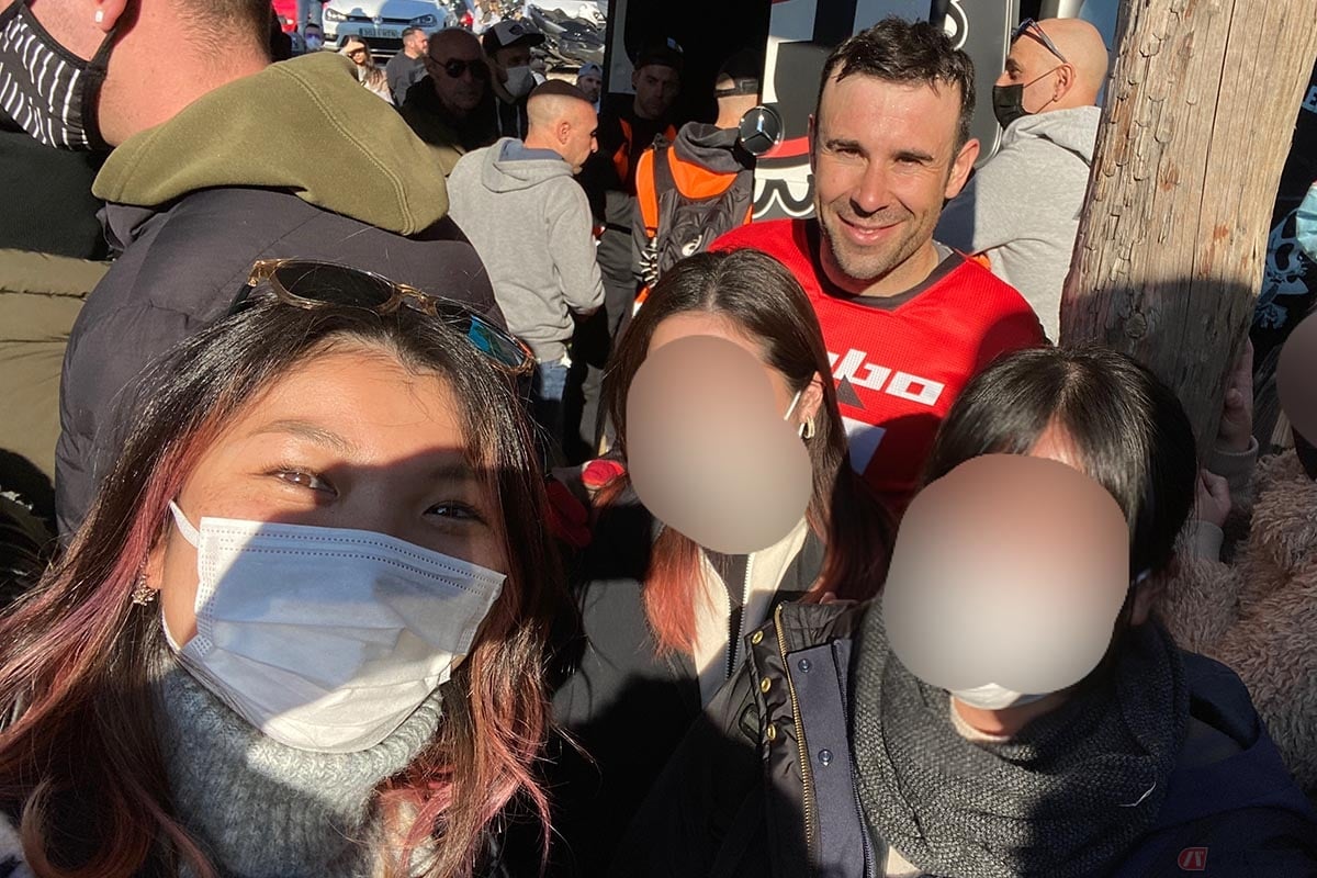 世界選手権30連覇を達成したトニー・ボウ選手と記念撮影する岸田彩美さん。選手を近くに感じられるのもTT CHRISTMASの醍醐味といえそうです