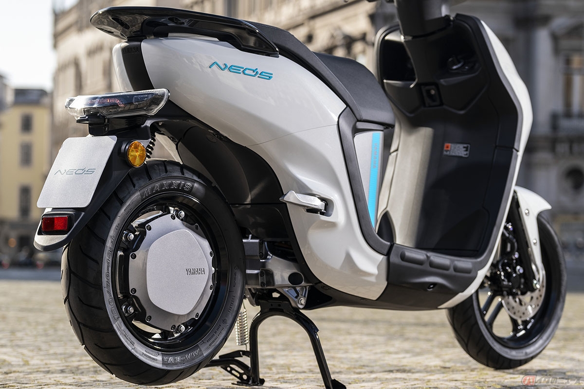 脱着式のバッテリーを搭載したヤマハの新型電動スクーター「NEO'S（ネオス）」。伸びのある加速感を実現するヤマハ・インテグレーテッド・パワーユニットⅡ(YIPUⅡ)が搭載されています