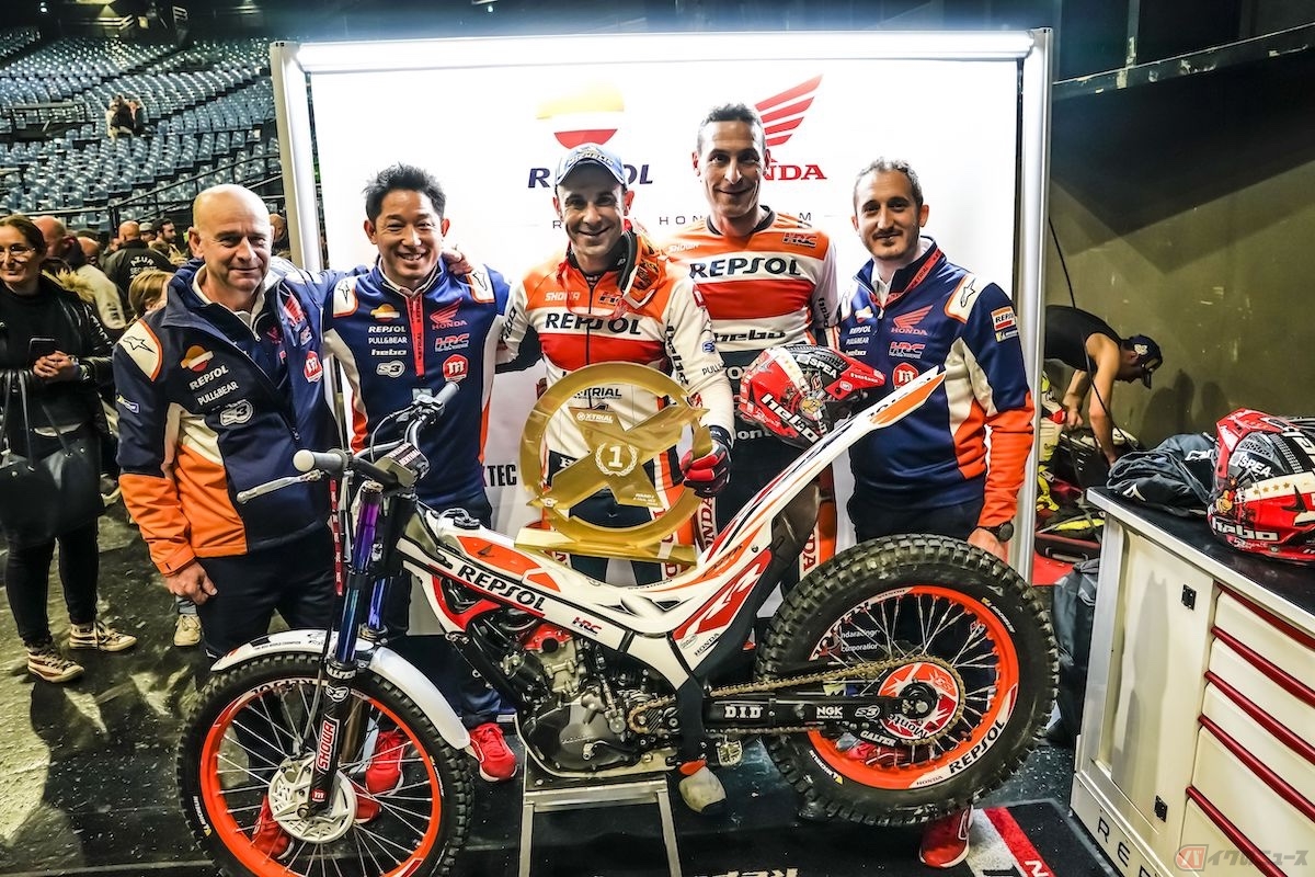 トニー・ボウ選手を囲むRepsol Honda Team