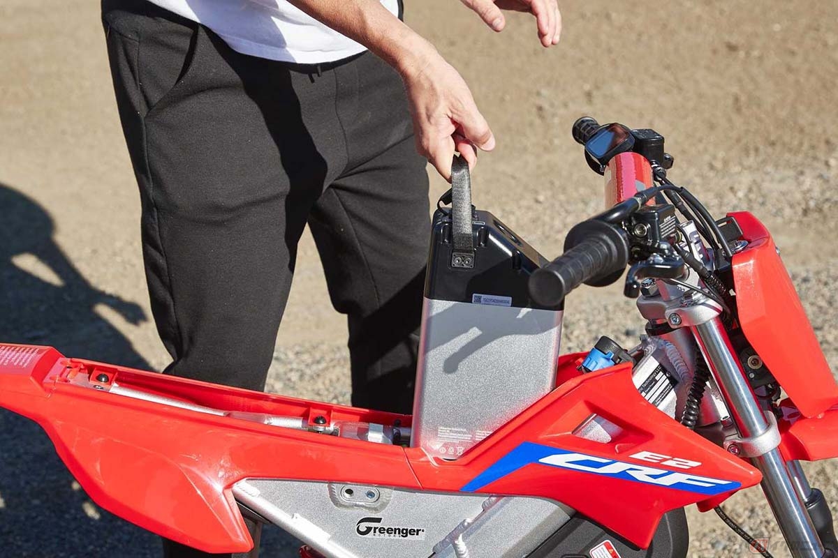 ホンダの電動ミニバイク「CRF-E2」。取り外し式のバッテリーを搭載しています