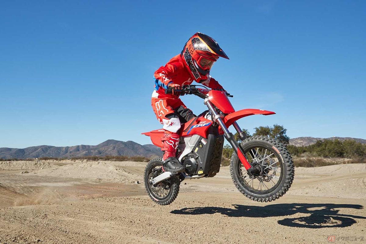 ホンダの電動ミニバイク「CRF-E2」。ツインスパーアルミフレーム、テーパーアルミハンドルバーなど本格的な製品で構成されています