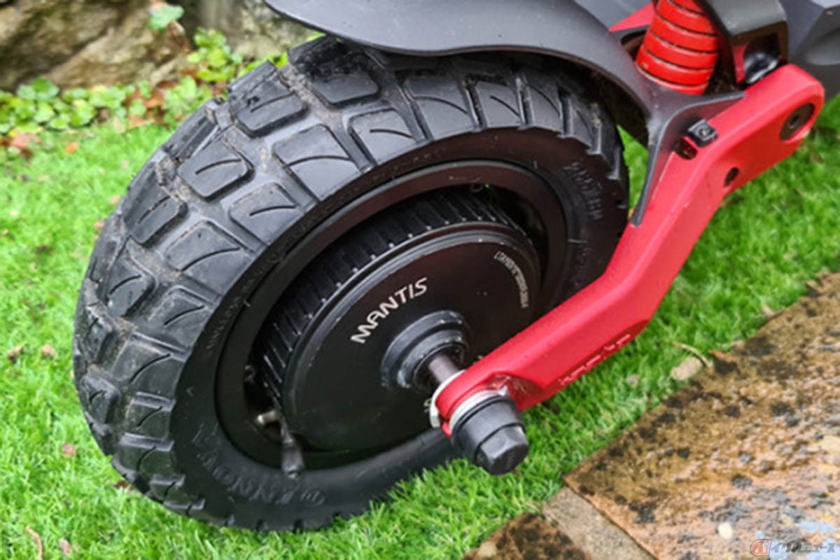 世界30か国以上で支持されている本格電動キックボード「MANTIS10」。オフロードタイヤ装備モデルも用意されています