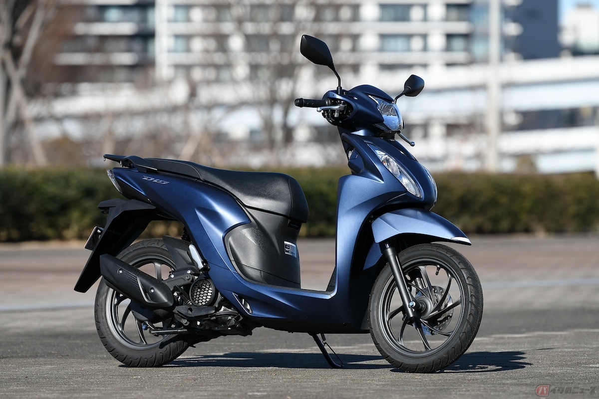 明るいところで見ると今回試乗した「Dio110」は、深い海の表面に太陽の光が反射しているみたいな色