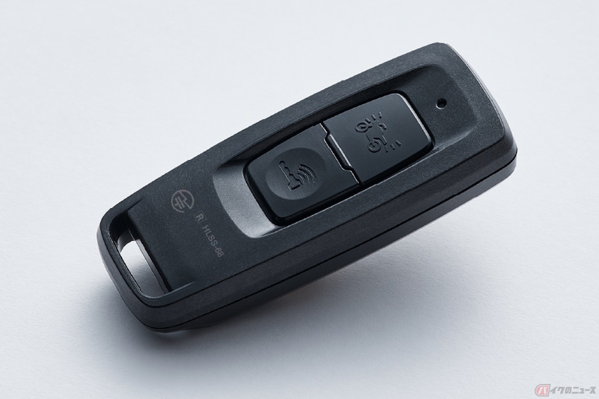 スマートキーも採用されて、鍵をポケットやバッグに入れたままスイッチのつまみを回せば、エンジンがかかるシステム