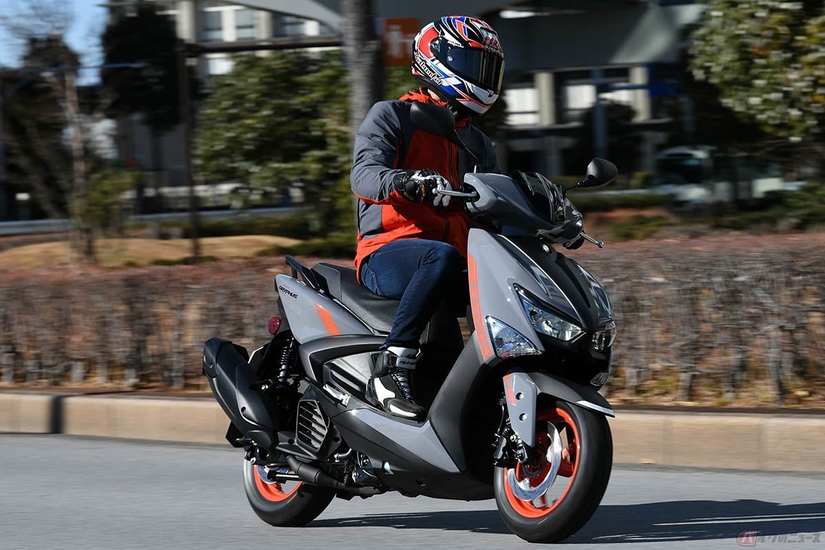 ヤマハ「シグナス グリファス」に試乗する筆者(大久保 光)