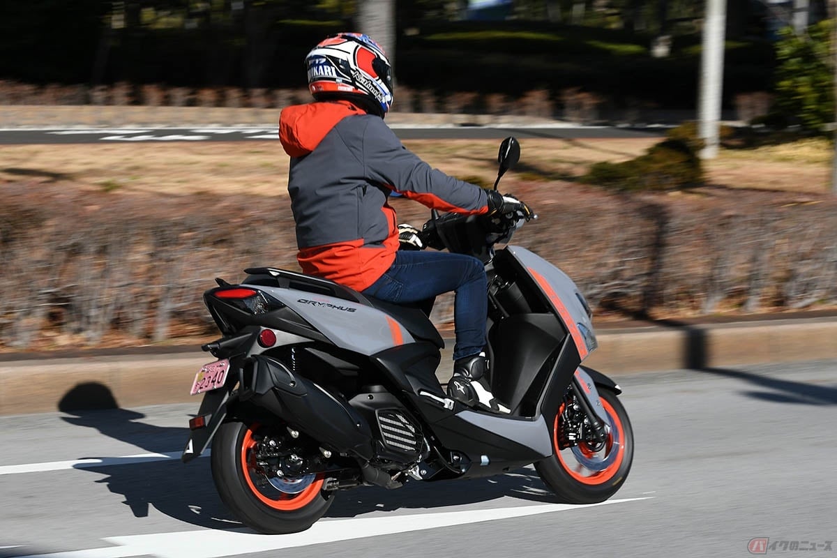 ヤマハ「シグナス グリファス」に試乗する筆者(大久保 光)