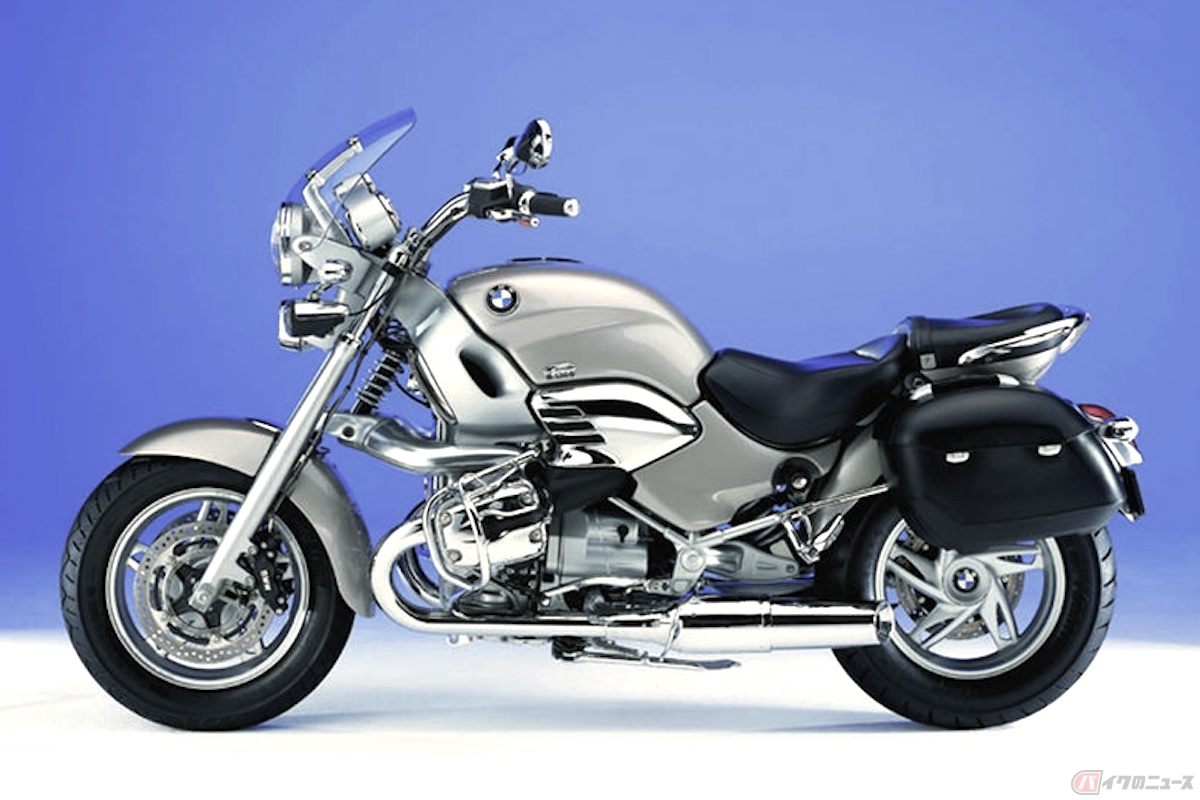 ミシェル・ヨーは『007/トゥモロー・ネバー・ダイ』(1997年)でBMWのR1200Cに乗って凄まじいスタントを披露