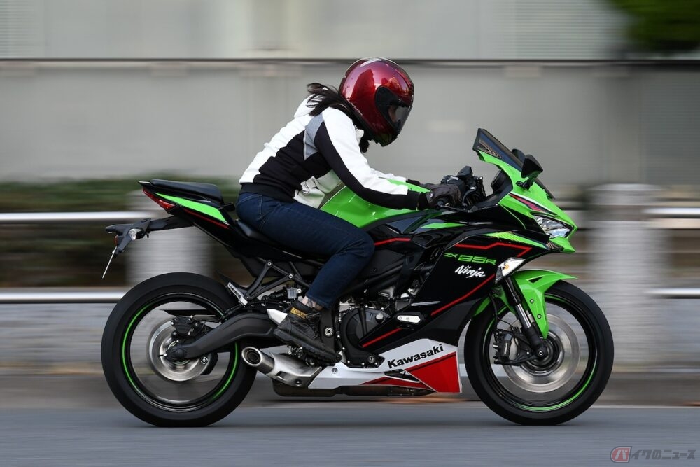 カワサキのフルカウルスポーツ「Ninja ZX-25R SE KRT EDITION」に乗っ