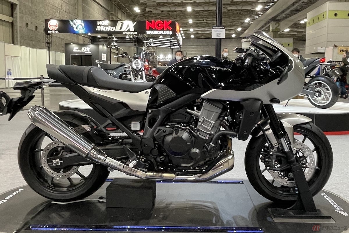 カスタムパーツを装着したホンダのロードスポーツモデル「HAWK11」