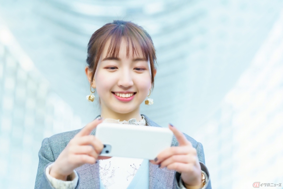 スマホでゴールド免許更新時の講習を受けるイメージ