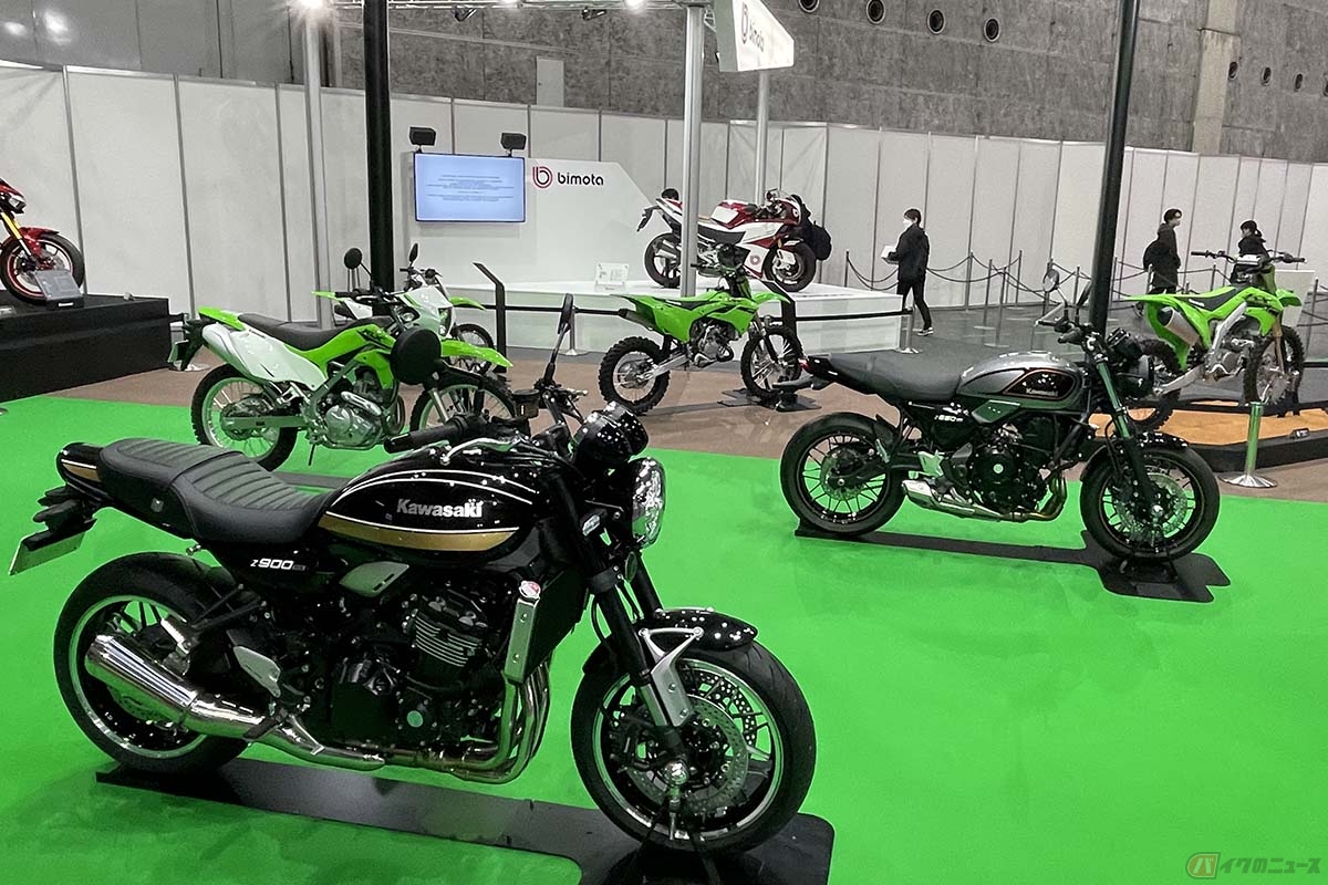 カワサキブースに置かれたまたがり可能なモデル。注目の最新機種「Z650RS」(右手前)など多数の車両が用意されていました
