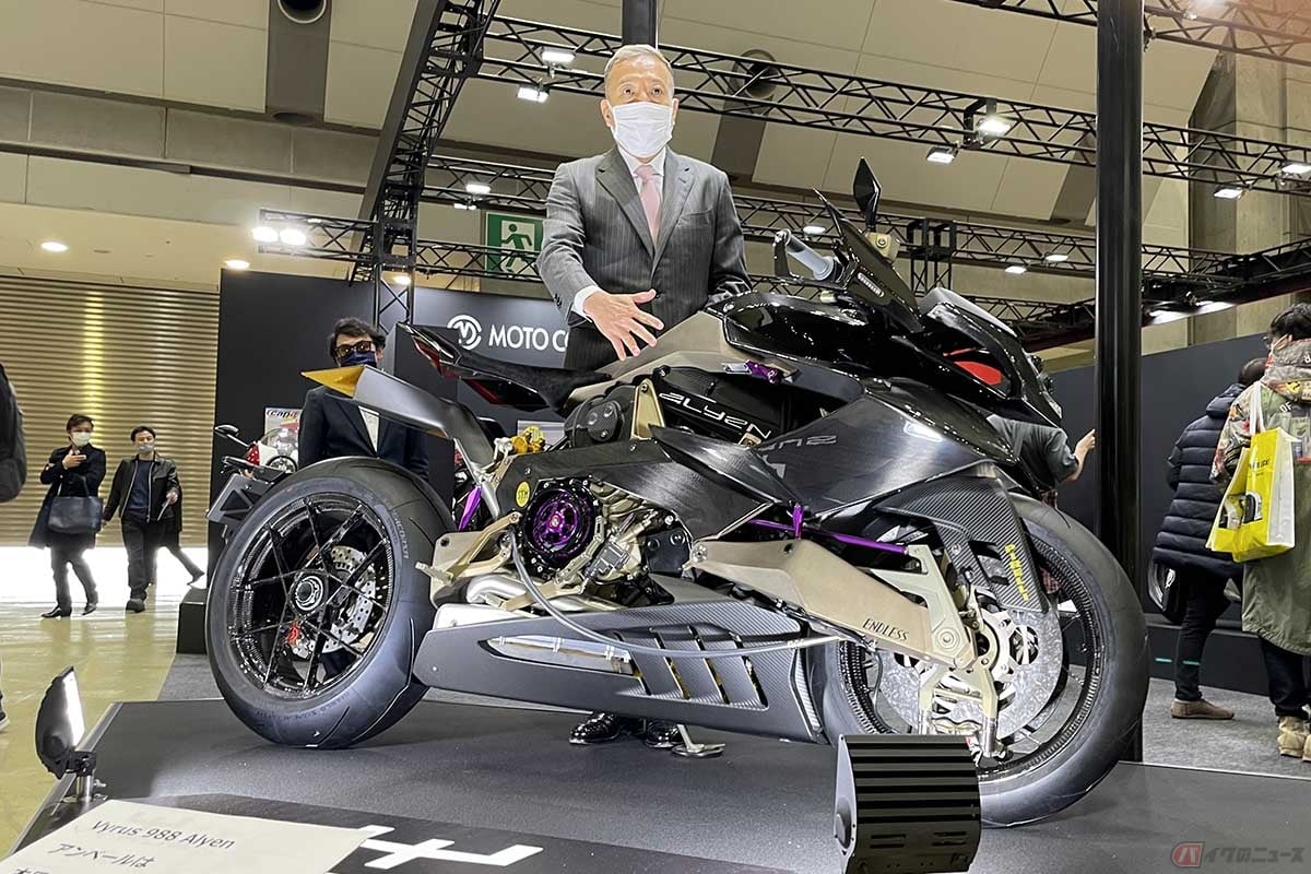 Vyrus(ヴァイルス)の最新モデル「Alyen (エイリアン)988」について話すモトコルセの近藤 伸会長