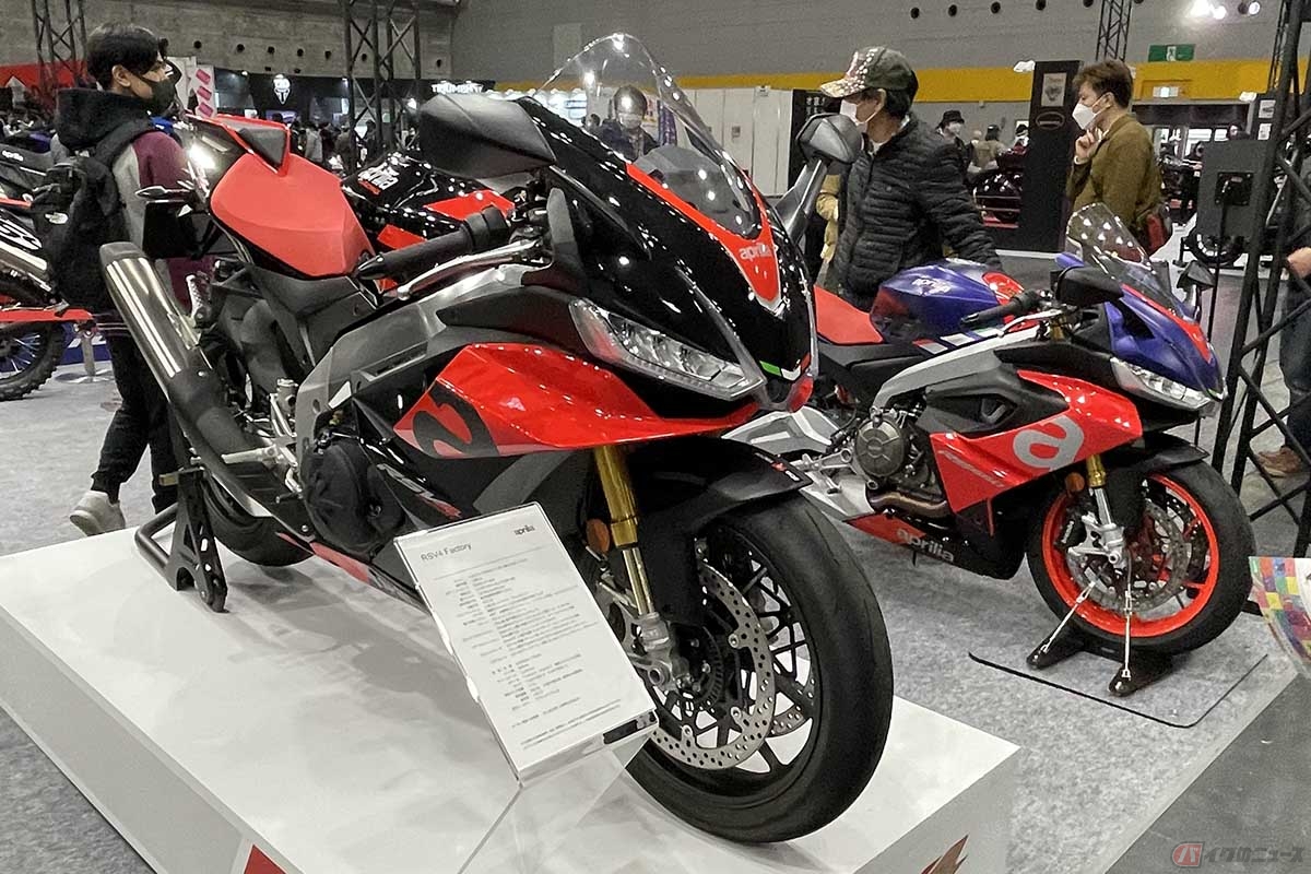 アプリリア「RS660」（右）のフォルムにインスパイアされたフェアリングを備えた「RSV4 Factory」（左）