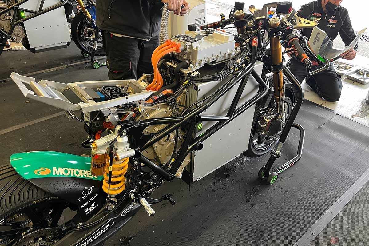 MotoEマシンに触れるのが初めてのメカニックとミュニュケーションをとっていき、初日は5番手タイムで終了