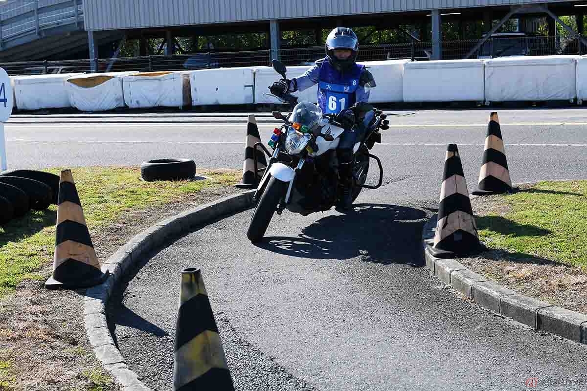 教習所で大型二輪免許を取得するイメージ
