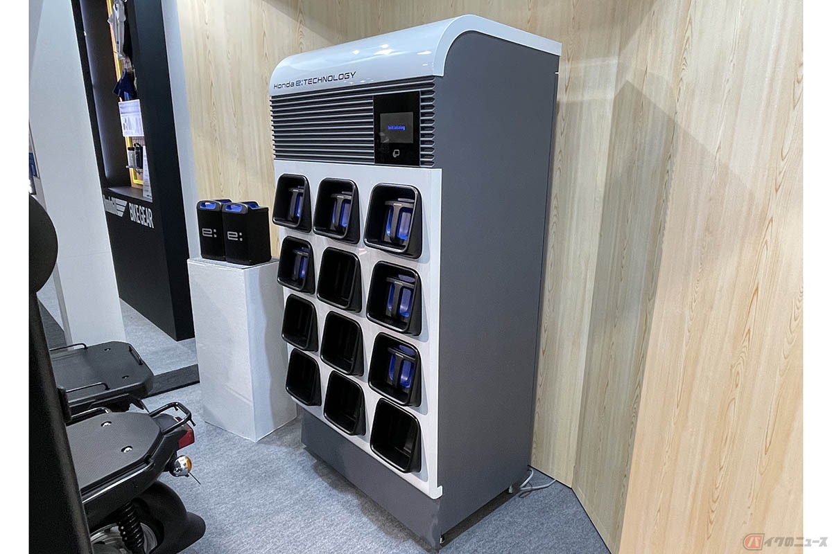 2022年秋を目途に駅前などの利便性の高い場所や、ENEOSのサービスステーションなどへの設置が検討されている「Honda Mobile Power Pack Exchanger e:」。電動二輪車の共通仕様に適合したバッテリー「Honda Mobile Power Pack e:」をシェアすることが可能です